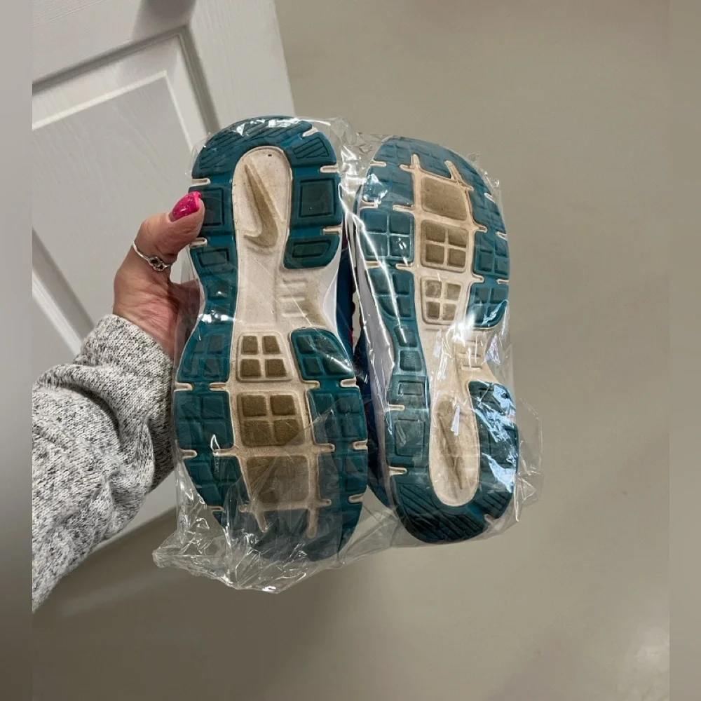 Nike Girls Blue and Pink tennis shoes size 2Y Great condition